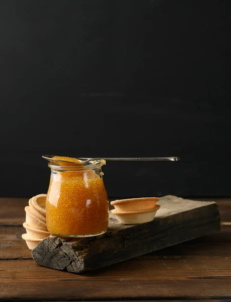 Caviar Brochet Dans Bocal Verre Tartelettes Rondes Sur Fond Noir — Photo