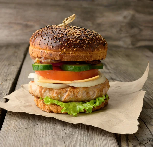 Hamburguesa Con Pan Carne Verduras Sobre Fondo Madera Comida Rápida —  Fotos de Stock