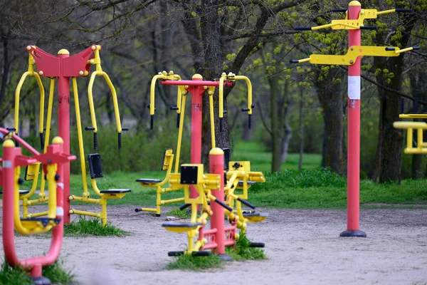 公园里没有人的体育器材 大流行病和流行病期间的空荡荡的游乐场 停机时间 — 图库照片