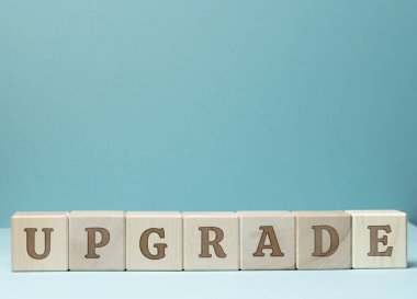 Tahta küplere yazıt güncellemesi. Güncelleme ve güncelleme, programları ve ürünleri geliştirme. Güncellenmiş sürüm, mavi arkaplan