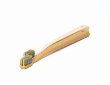 Beyaz arka planda iki plastik diş fırçası, yakın plan.