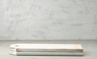 boş beyaz tahta kare kesme tahtaları gri arkaplan üzerinde, konu için yer