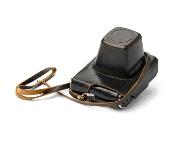 Kahverengi deri çantalı klasik film kamerası beyaz arka planda izole edilmiş kayış.