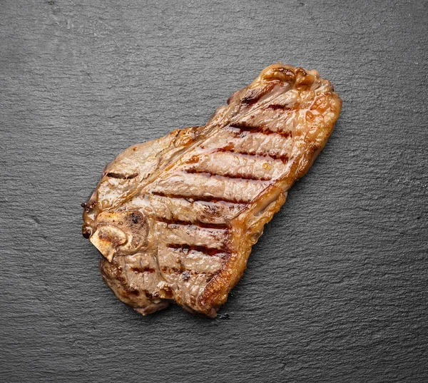 Seluruh Goreng Steak Daging Sapi New York Pada Papan Hitam — Stok Foto