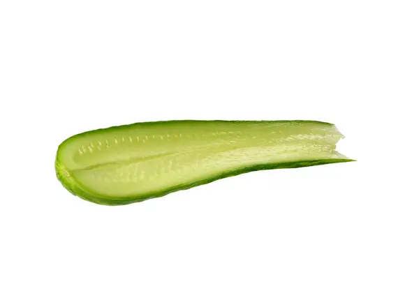白の背景に隔離された新鮮なキュウリのスライス 健康的な野菜 — ストック写真