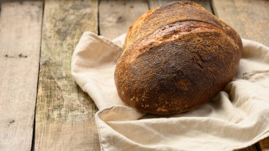 Tahta üzerinde beyaz buğday tahtasından yapılmış yuvarlak ekmek, yakın çekim