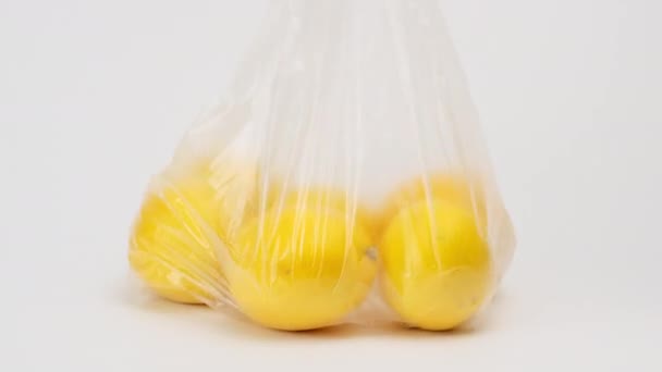 Citrons Jaunes Mûrs Dans Sac Plastique Transparent Sur Fond Blanc — Video