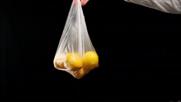 Citrons Jaunes Mûrs Dans Sac Plastique Transparent Main Femme Tient — Video