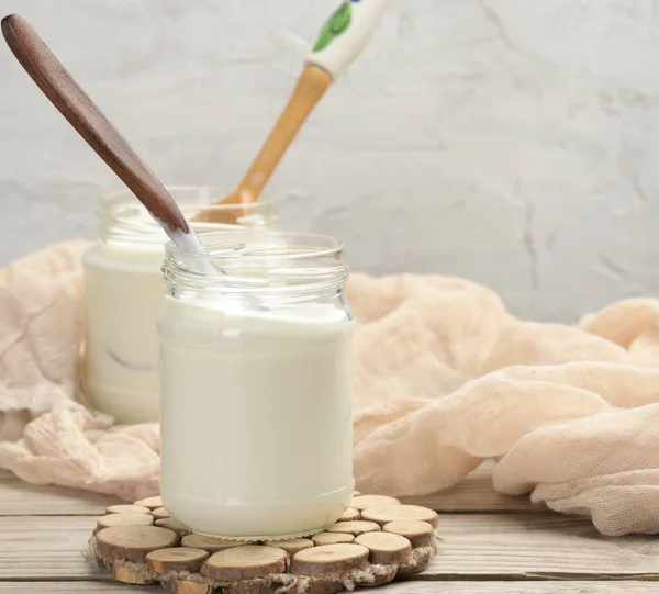 Hausgemachter Joghurt Einem Transparenten Glas Auf Einem Holztisch Ein Gesundes — Stockfoto