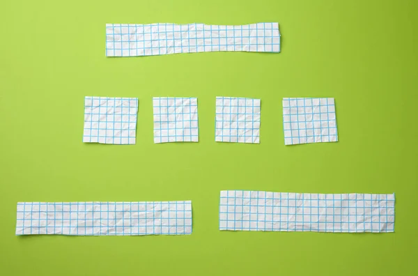 Различные Куски Белой Бумаги Голубой Клетке Зеленом Фоне Предпосылки Надписей — стоковое фото
