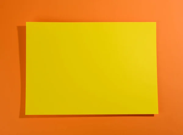 Prázdný Žlutý List Papíru Oranžovém Pozadí Stínem Abstraktní Pozadí Pro — Stock fotografie