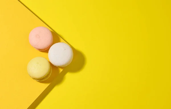 Macarons Ronds Multicolores Sur Fond Jaune Avec Une Ombre Sur — Photo