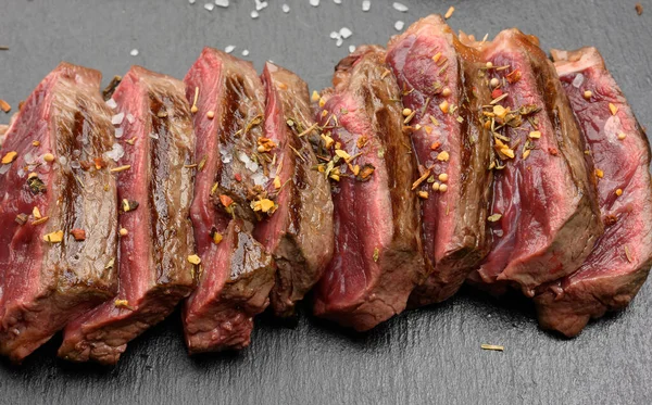 Carne Res Clásica Carne Cruda Frita Afuera Roja Adentro Con —  Fotos de Stock