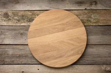 Ahşap arka planda boş ahşap mutfak tahtası, pizza tahtası, üst manzara.