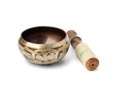 Pirinç renkli şarkı kasesi ve tahta tokmak beyaz arka planda izole edilmiş. Yogada meditasyon, rahatlama ve biyoritmle ilgili çeşitli tıbbi uygulamalar için müzik aleti.