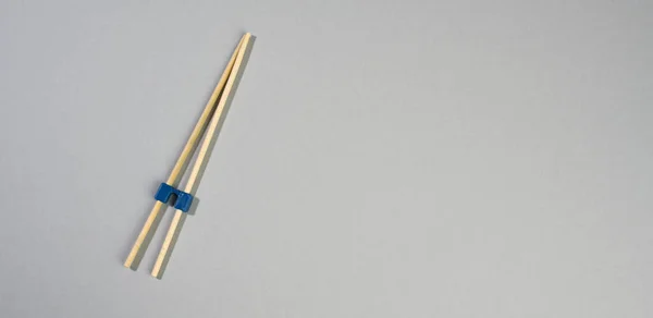 Ζεύγος Ξύλινων Chopsticks Προπόνησης Μαύρο Φόντο Πάνω Όψη Αντιγραφή Χώρου — Φωτογραφία Αρχείου