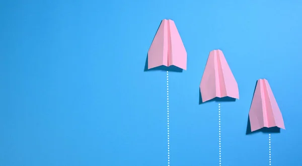 Три Рожеві Паперові Літаки Синьому Фоні Поняття Унікальності Успіху Виграш — стокове фото