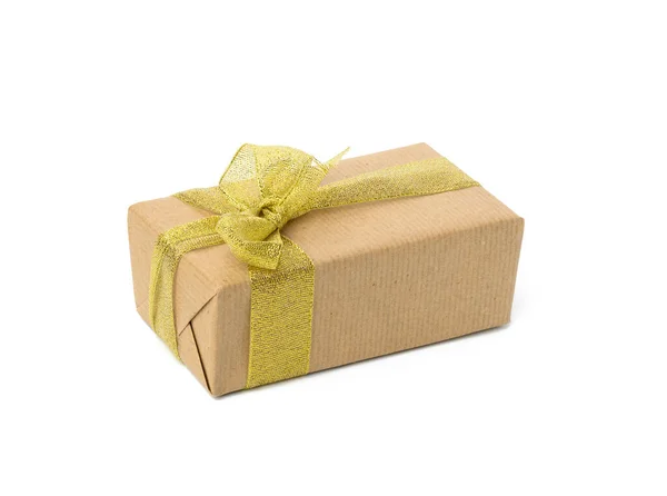 用褐色牛皮纸和金色缎带包裹的长方形盒子 白色背景的礼物 — 图库照片
