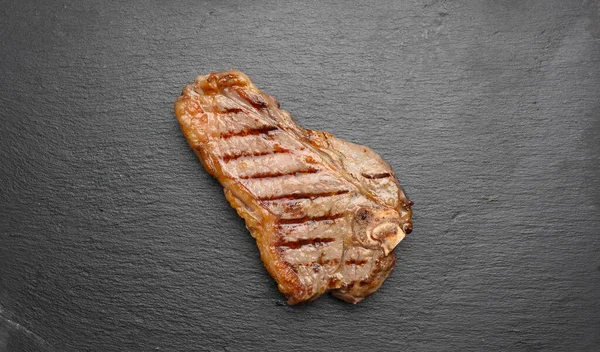 Celý Smažený Newyorský Hovězí Steak Černé Desce Striploin Doneness Rare — Stock fotografie