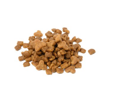 Beyaz arka planda izole edilmiş yavru kediler için yiyecek yığını