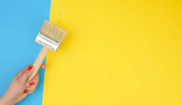 Pincel Mano Femenina Con Mango Madera Sobre Fondo Amarillo Espacio — Foto de Stock