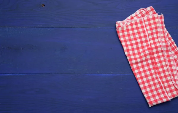 Gevouwen Rode Witte Katoenen Keukenservet Een Houten Blauwe Achtergrond Bovenaanzicht — Stockfoto