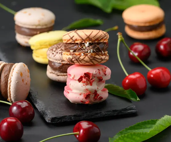 Pile Macarons Multicolores Cerises Rouges Mûres Sur Fond Bois Noir — Photo