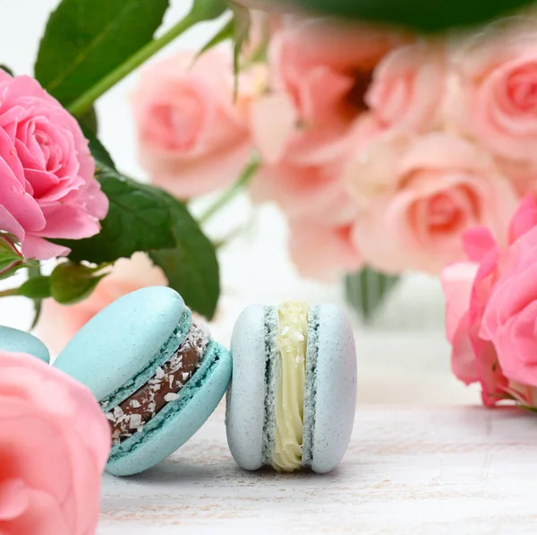 Pile Macarons Bleus Sur Une Table Blanche Boutons Rose Délicieux — Photo