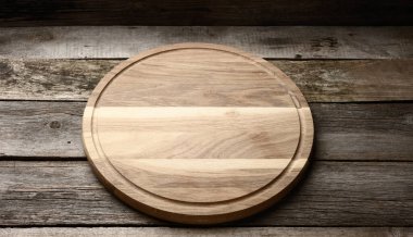 Ahşap arka planda boş ahşap mutfak tahtası, pizza tahtası, üst manzara.