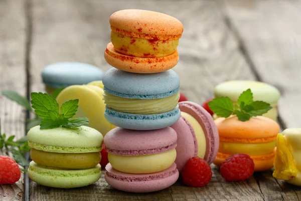 Pile Macarons Multicolores Cuits Four Différentes Saveurs Sur Une Table — Photo