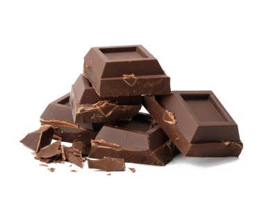 Kırık siyah çikolata, beyaz arka planda izole edilmiş parçalar. Çikolatalı tatlı, yakın çekim.