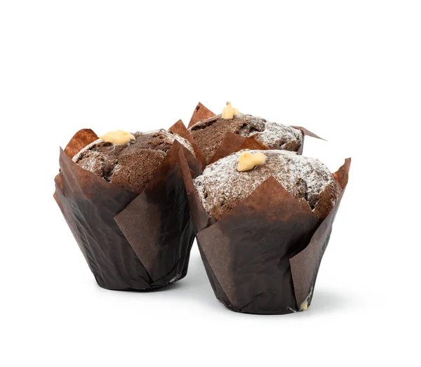 Muffins Chocolat Cuits Crème Enveloppés Dans Papier Brun Isolé Sur — Photo