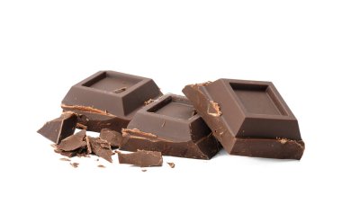 Kırık siyah çikolata, beyaz arka planda izole edilmiş parçalar. Çikolatalı tatlı, yakın çekim.