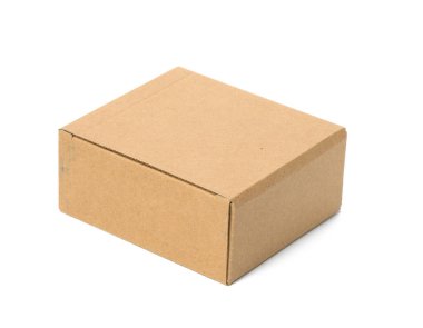 Kahverengi yuvarlak kartondan yapılmış kare kutu beyaz arkaplanda izole edilmiş. Malların çevre dostu paketlemesi