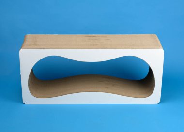 Mavi bir arka planda kıvrımlı kartondan yapılmış kağıt kazı kazanı.