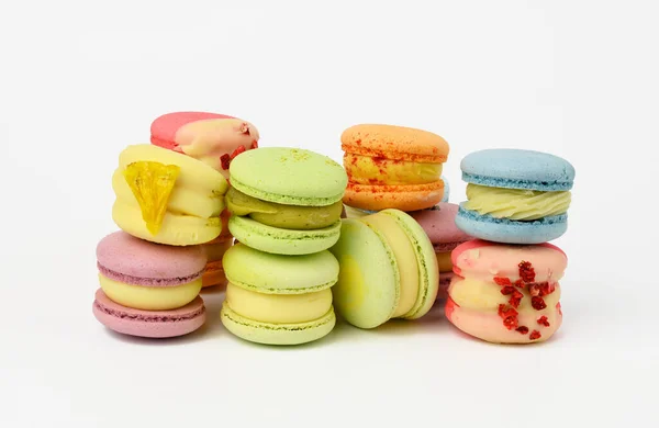 Macarons Vermelhos Assados Botões Rosa Vermelhos Fundo Branco Sobremesa Farinha — Fotografia de Stock