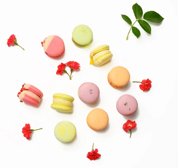 Macarons Cuits Four Avec Différentes Saveurs Boutons Rose Sur Fond — Photo