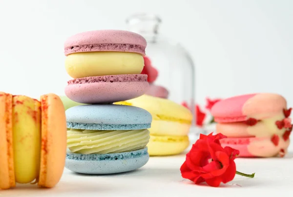 Macarons Assados Botões Rosa Uma Mesa Branca Sobremesa Farinha Amêndoa — Fotografia de Stock