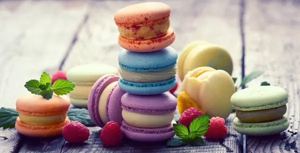 Macarons Assados Uma Mesa Madeira Sobremesa Farinha Amêndoa Gourmet Close — Fotografia de Stock