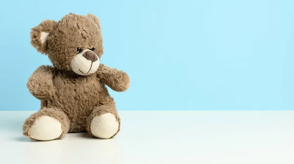 Schattige Bruine Teddybeer Zittend Een Witte Tafel Blauwe Achtergrond Plaats — Stockfoto