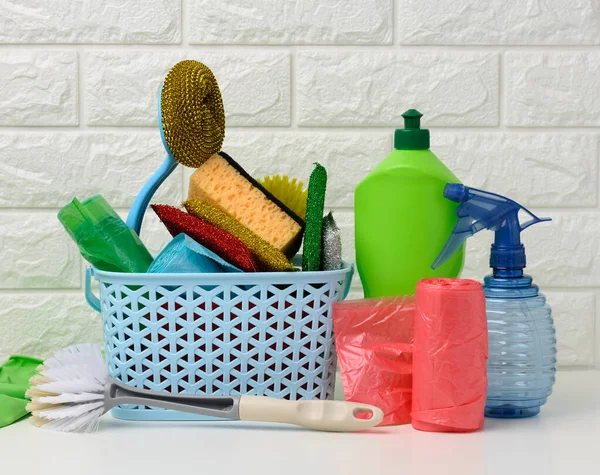 Cesta Plástico Con Cepillos Desinfectante Una Botella Guantes Goma Fondo —  Fotos de Stock