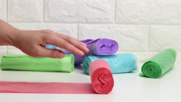 Die Hand Einer Frau Legt Eine Rolle Transparenter Plastiktüten Auf — Stockvideo