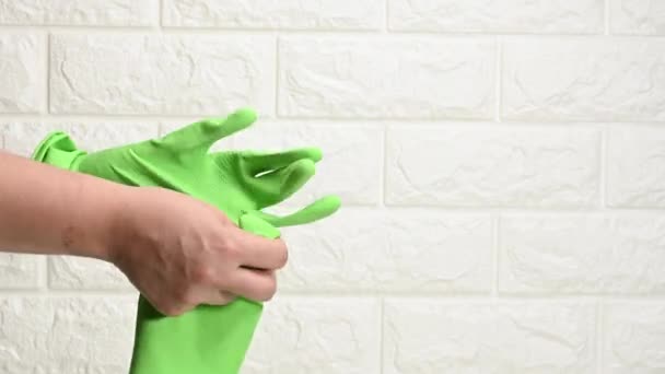 Proceso Poner Guantes Goma Verde Mano Para Limpieza Fondo Blanco — Vídeos de Stock