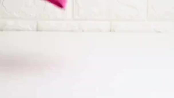 Рожева Чистка Ганчірки Зелених Рукавичок Білому Столі — стокове відео