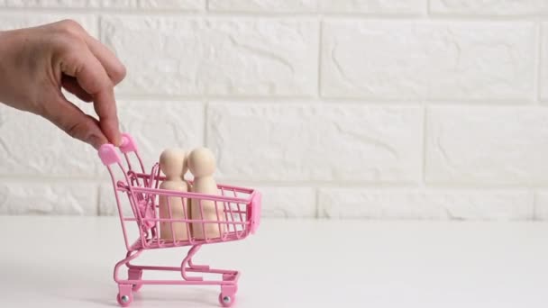 Mano Femminile Spingendo Carrello Della Spesa Metallo Con Figurine Legno — Video Stock