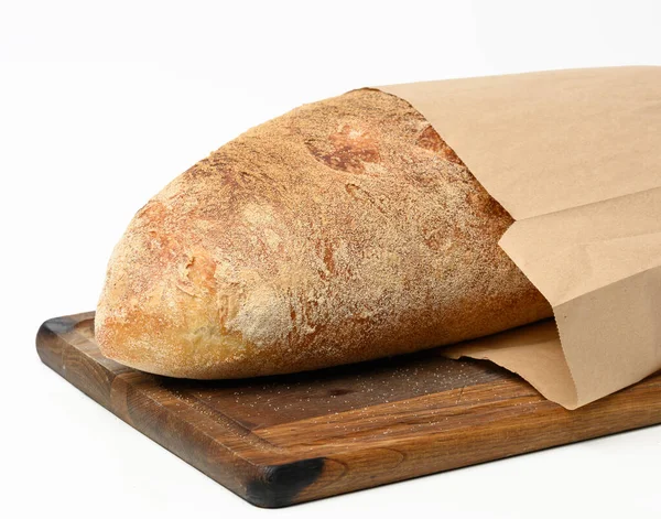 Ολόκληρο Ψημένο Οβάλ Ψωμί Από Λευκό Σιτάλευρο Χάρτινη Σακούλα Ξύλινη — Φωτογραφία Αρχείου