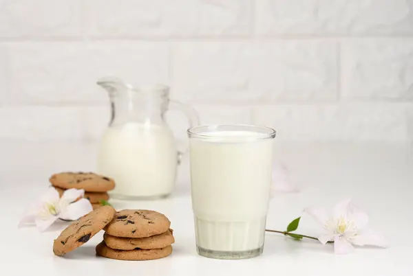 Dolu Bardak Süt Yuvarlak Kurabiyeler Beyaz Masada Çikolatalı — Stok fotoğraf