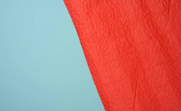 Verkreukeld Vel Rood Papier Een Blauwe Achtergrond Rimpels Schurken Plaats — Stockfoto