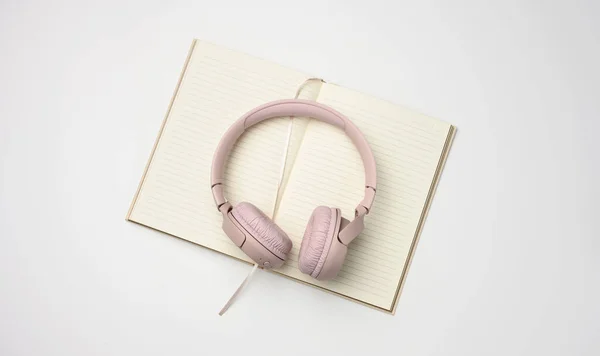 Auriculares Inalámbricos Beige Bloc Notas Abierto Sobre Fondo Blanco Vista — Foto de Stock