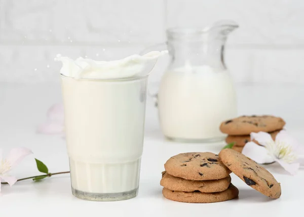 Bicchiere Pieno Latte Fresco Con Splash Stand Tavolo Bianco Colazione — Foto Stock